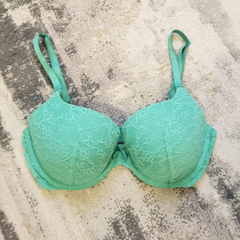Victoria’s Secret green bra 32DD